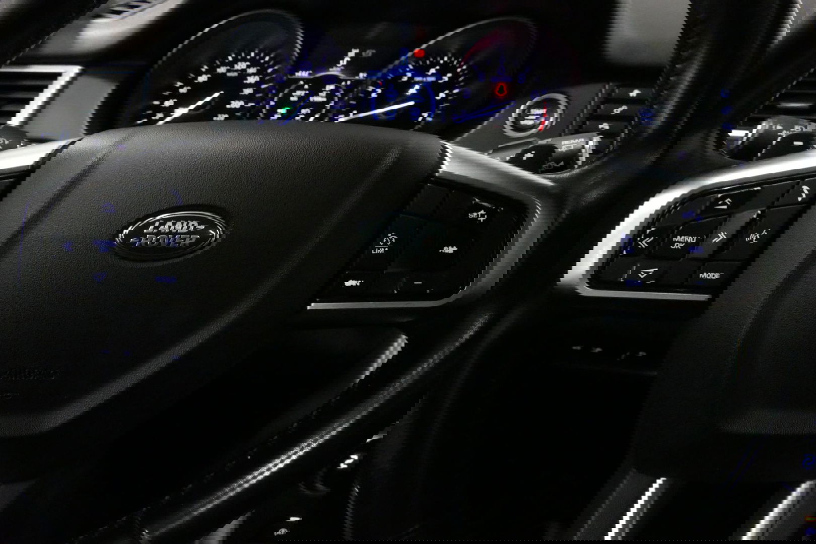 Land Rover Discovery Sport 2.0 Si4 4WD SE Luxury / Panoramadak / Achteruitrijcamera / Elektr. verstelbare voorstoelen / Meridian Surround Sound / Parkeerhulp 360 / Apple Carplay - Andriod Auto / Ambienteverlichting / Cruise Control / Black Optic / Lane Assist / Grootlicht Assistent