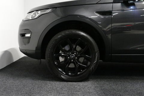 Land Rover Discovery Sport 2.0 Si4 4WD SE Luxury / Panoramadak / Achteruitrijcamera / Elektr. verstelbare voorstoelen / Meridian Surround Sound / Parkeerhulp 360 / Apple Carplay - Andriod Auto / Ambienteverlichting / Cruise Control / Black Optic / Lane Assist / Grootlicht Assistent