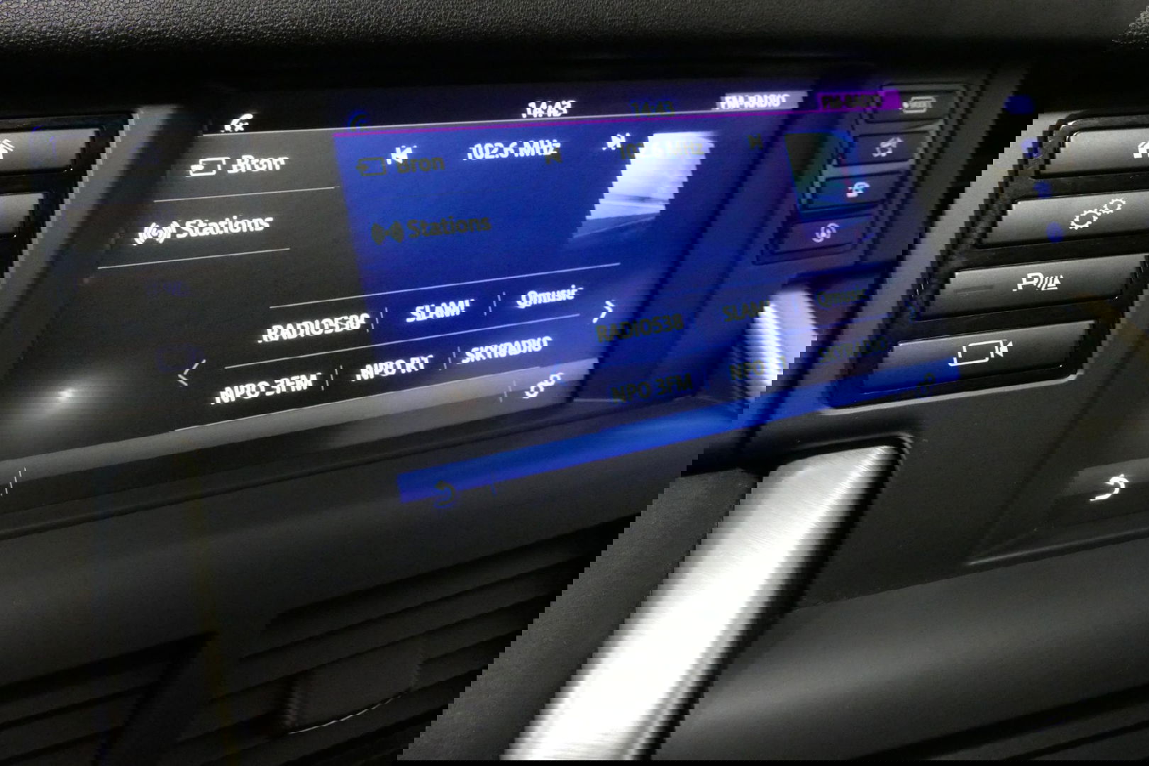 Land Rover Discovery Sport 2.0 Si4 4WD SE Luxury / Panoramadak / Achteruitrijcamera / Elektr. verstelbare voorstoelen / Meridian Surround Sound / Parkeerhulp 360 / Apple Carplay - Andriod Auto / Ambienteverlichting / Cruise Control / Black Optic / Lane Assist / Grootlicht Assistent