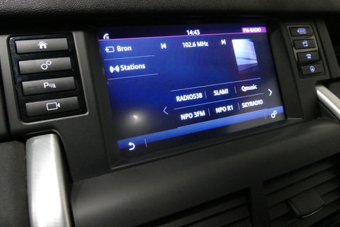 Land Rover Discovery Sport 2.0 Si4 4WD SE Luxury / Panoramadak / Achteruitrijcamera / Elektr. verstelbare voorstoelen / Meridian Surround Sound / Parkeerhulp 360 / Apple Carplay - Andriod Auto / Ambienteverlichting / Cruise Control / Black Optic / Lane Assist / Grootlicht Assistent