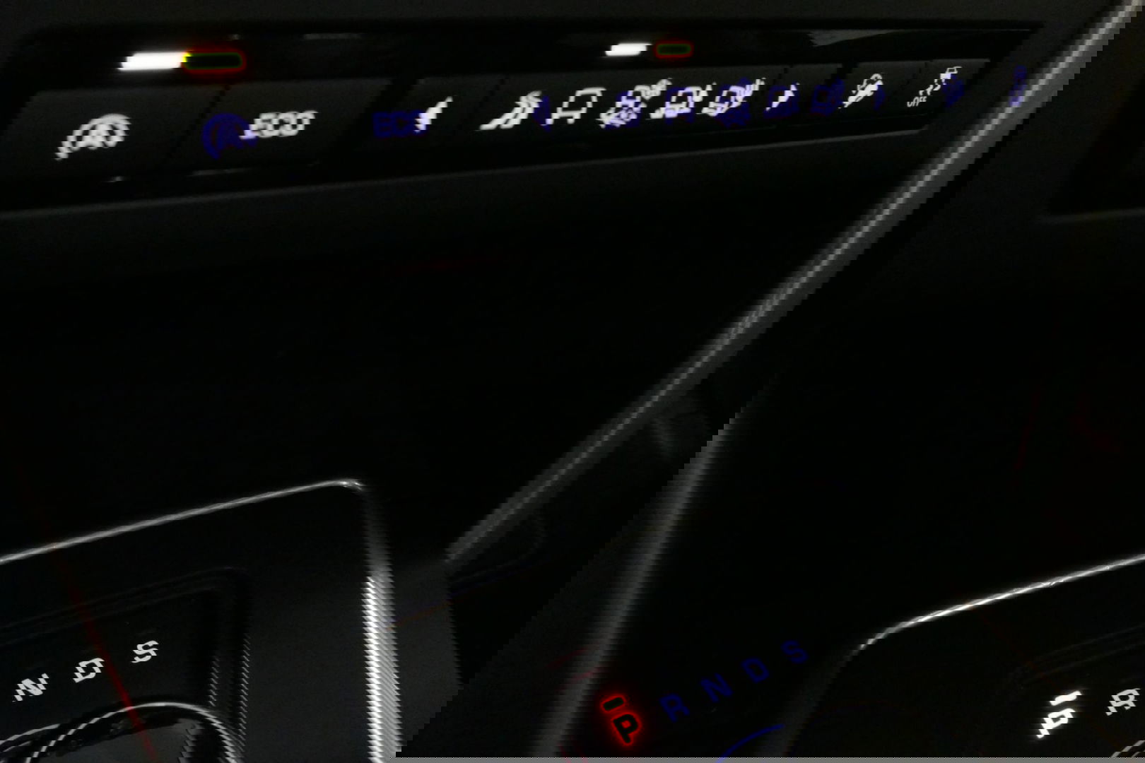 Land Rover Discovery Sport 2.0 Si4 4WD SE Luxury / Panoramadak / Achteruitrijcamera / Elektr. verstelbare voorstoelen / Meridian Surround Sound / Parkeerhulp 360 / Apple Carplay - Andriod Auto / Ambienteverlichting / Cruise Control / Black Optic / Lane Assist / Grootlicht Assistent