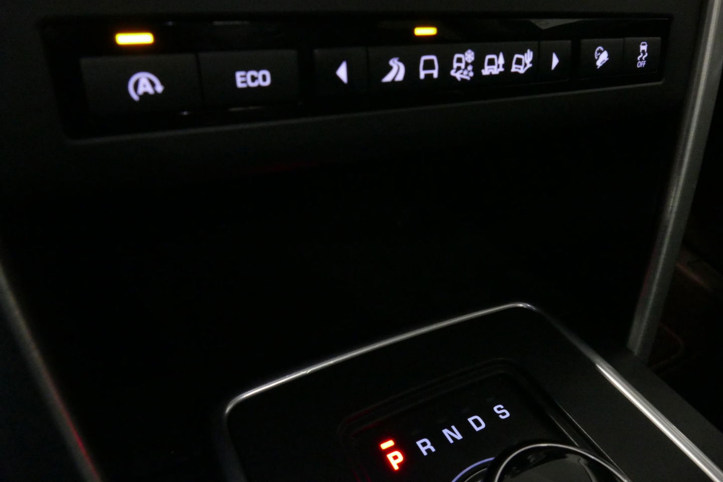 Land Rover Discovery Sport 2.0 Si4 4WD SE Luxury / Panoramadak / Achteruitrijcamera / Elektr. verstelbare voorstoelen / Meridian Surround Sound / Parkeerhulp 360 / Apple Carplay - Andriod Auto / Ambienteverlichting / Cruise Control / Black Optic / Lane Assist / Grootlicht Assistent