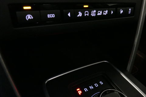 Land Rover Discovery Sport 2.0 Si4 4WD SE Luxury / Panoramadak / Achteruitrijcamera / Elektr. verstelbare voorstoelen / Meridian Surround Sound / Parkeerhulp 360 / Apple Carplay - Andriod Auto / Ambienteverlichting / Cruise Control / Black Optic / Lane Assist / Grootlicht Assistent