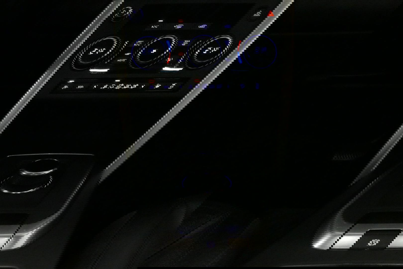 Land Rover Discovery Sport 2.0 Si4 4WD SE Luxury / Panoramadak / Achteruitrijcamera / Elektr. verstelbare voorstoelen / Meridian Surround Sound / Parkeerhulp 360 / Apple Carplay - Andriod Auto / Ambienteverlichting / Cruise Control / Black Optic / Lane Assist / Grootlicht Assistent