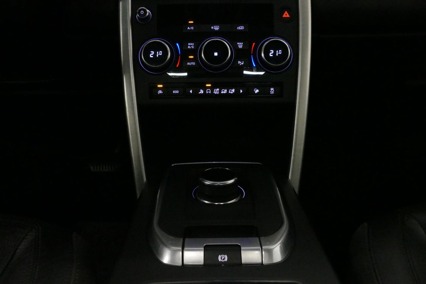 Land Rover Discovery Sport 2.0 Si4 4WD SE Luxury / Panoramadak / Achteruitrijcamera / Elektr. verstelbare voorstoelen / Meridian Surround Sound / Parkeerhulp 360 / Apple Carplay - Andriod Auto / Ambienteverlichting / Cruise Control / Black Optic / Lane Assist / Grootlicht Assistent