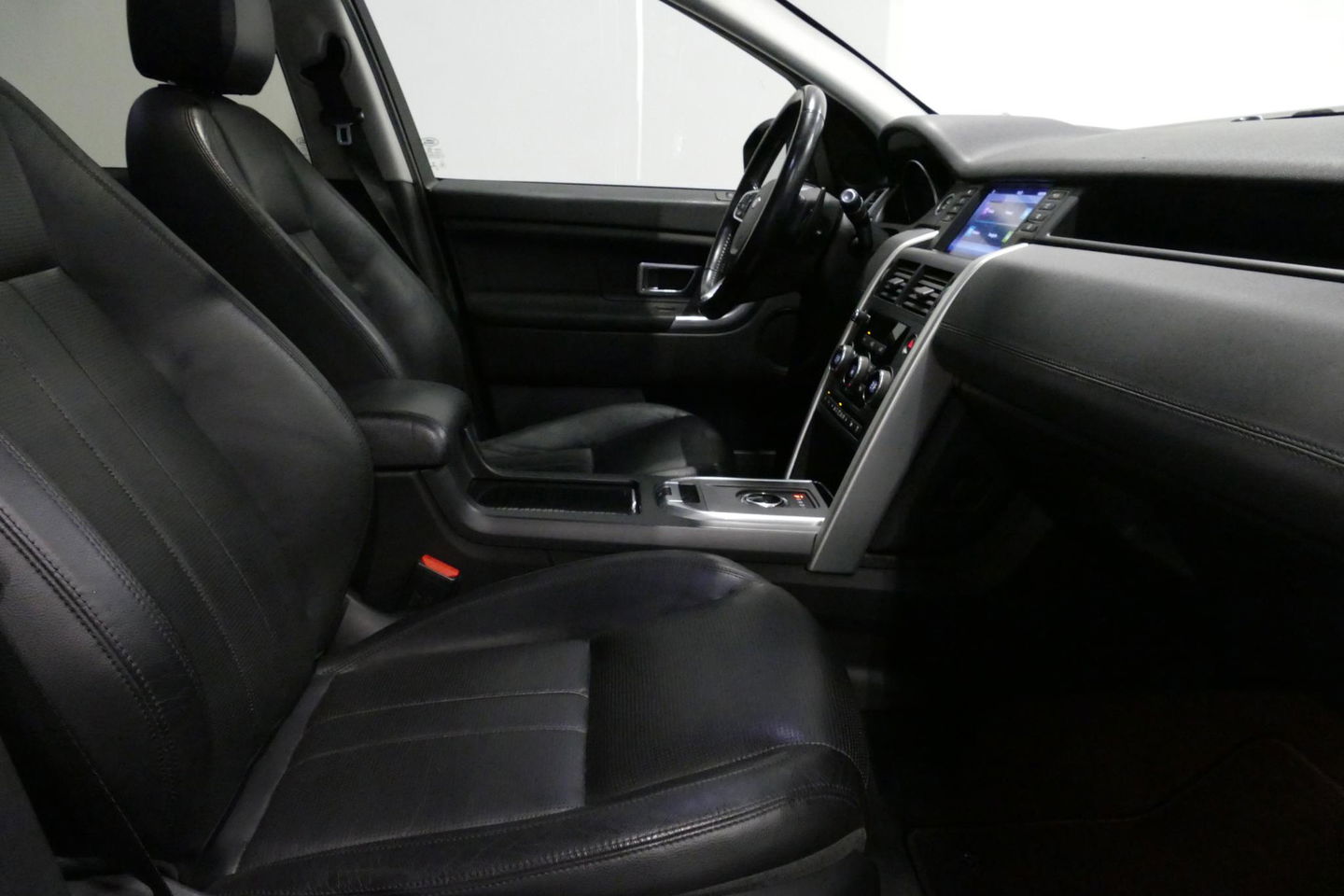 Land Rover Discovery Sport 2.0 Si4 4WD SE Luxury / Panoramadak / Achteruitrijcamera / Elektr. verstelbare voorstoelen / Meridian Surround Sound / Parkeerhulp 360 / Apple Carplay - Andriod Auto / Ambienteverlichting / Cruise Control / Black Optic / Lane Assist / Grootlicht Assistent