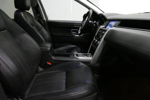 Land Rover Discovery Sport 2.0 Si4 4WD SE Luxury / Panoramadak / Achteruitrijcamera / Elektr. verstelbare voorstoelen / Meridian Surround Sound / Parkeerhulp 360 / Apple Carplay - Andriod Auto / Ambienteverlichting / Cruise Control / Black Optic / Lane Assist / Grootlicht Assistent