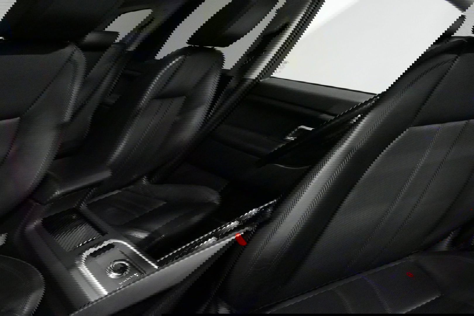 Land Rover Discovery Sport 2.0 Si4 4WD SE Luxury / Panoramadak / Achteruitrijcamera / Elektr. verstelbare voorstoelen / Meridian Surround Sound / Parkeerhulp 360 / Apple Carplay - Andriod Auto / Ambienteverlichting / Cruise Control / Black Optic / Lane Assist / Grootlicht Assistent