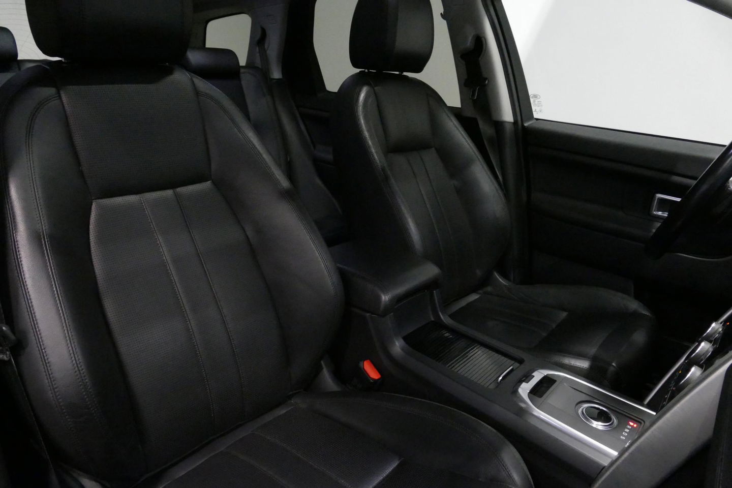 Land Rover Discovery Sport 2.0 Si4 4WD SE Luxury / Panoramadak / Achteruitrijcamera / Elektr. verstelbare voorstoelen / Meridian Surround Sound / Parkeerhulp 360 / Apple Carplay - Andriod Auto / Ambienteverlichting / Cruise Control / Black Optic / Lane Assist / Grootlicht Assistent