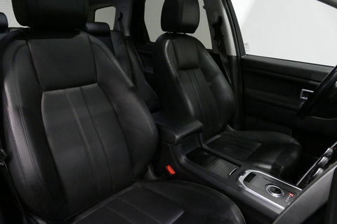Land Rover Discovery Sport 2.0 Si4 4WD SE Luxury / Panoramadak / Achteruitrijcamera / Elektr. verstelbare voorstoelen / Meridian Surround Sound / Parkeerhulp 360 / Apple Carplay - Andriod Auto / Ambienteverlichting / Cruise Control / Black Optic / Lane Assist / Grootlicht Assistent