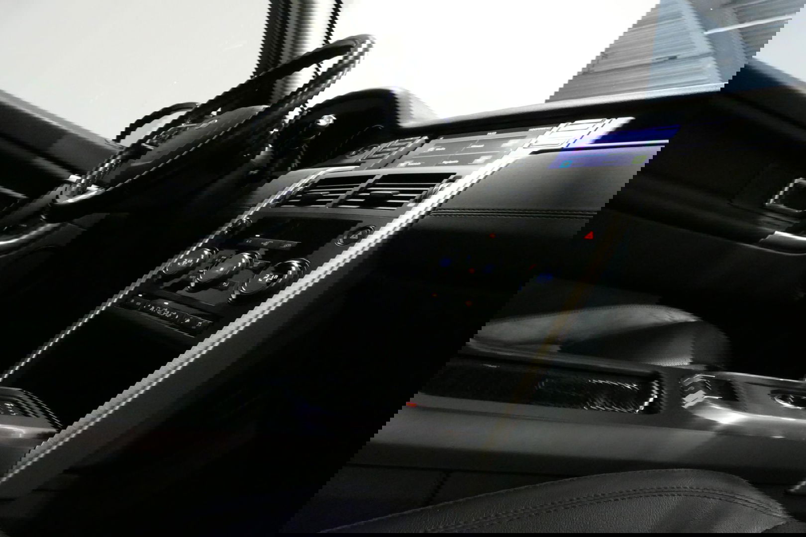 Land Rover Discovery Sport 2.0 Si4 4WD SE Luxury / Panoramadak / Achteruitrijcamera / Elektr. verstelbare voorstoelen / Meridian Surround Sound / Parkeerhulp 360 / Apple Carplay - Andriod Auto / Ambienteverlichting / Cruise Control / Black Optic / Lane Assist / Grootlicht Assistent