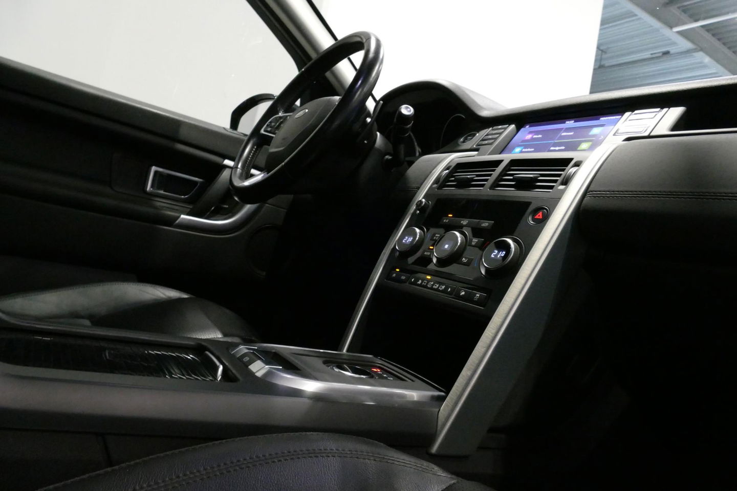 Land Rover Discovery Sport 2.0 Si4 4WD SE Luxury / Panoramadak / Achteruitrijcamera / Elektr. verstelbare voorstoelen / Meridian Surround Sound / Parkeerhulp 360 / Apple Carplay - Andriod Auto / Ambienteverlichting / Cruise Control / Black Optic / Lane Assist / Grootlicht Assistent