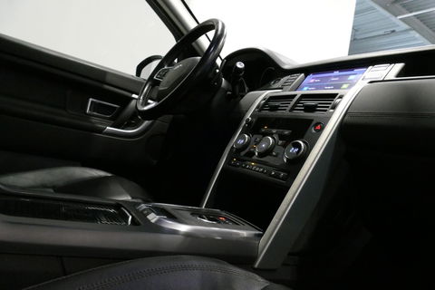 Land Rover Discovery Sport 2.0 Si4 4WD SE Luxury / Panoramadak / Achteruitrijcamera / Elektr. verstelbare voorstoelen / Meridian Surround Sound / Parkeerhulp 360 / Apple Carplay - Andriod Auto / Ambienteverlichting / Cruise Control / Black Optic / Lane Assist / Grootlicht Assistent