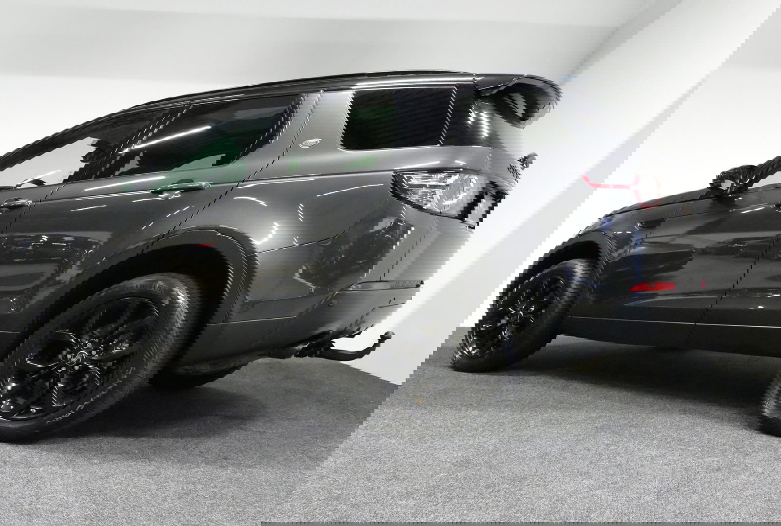 Land Rover Discovery Sport 2.0 Si4 4WD SE Luxury / Panoramadak / Achteruitrijcamera / Elektr. verstelbare voorstoelen / Meridian Surround Sound / Parkeerhulp 360 / Apple Carplay - Andriod Auto / Ambienteverlichting / Cruise Control / Black Optic / Lane Assist / Grootlicht Assistent