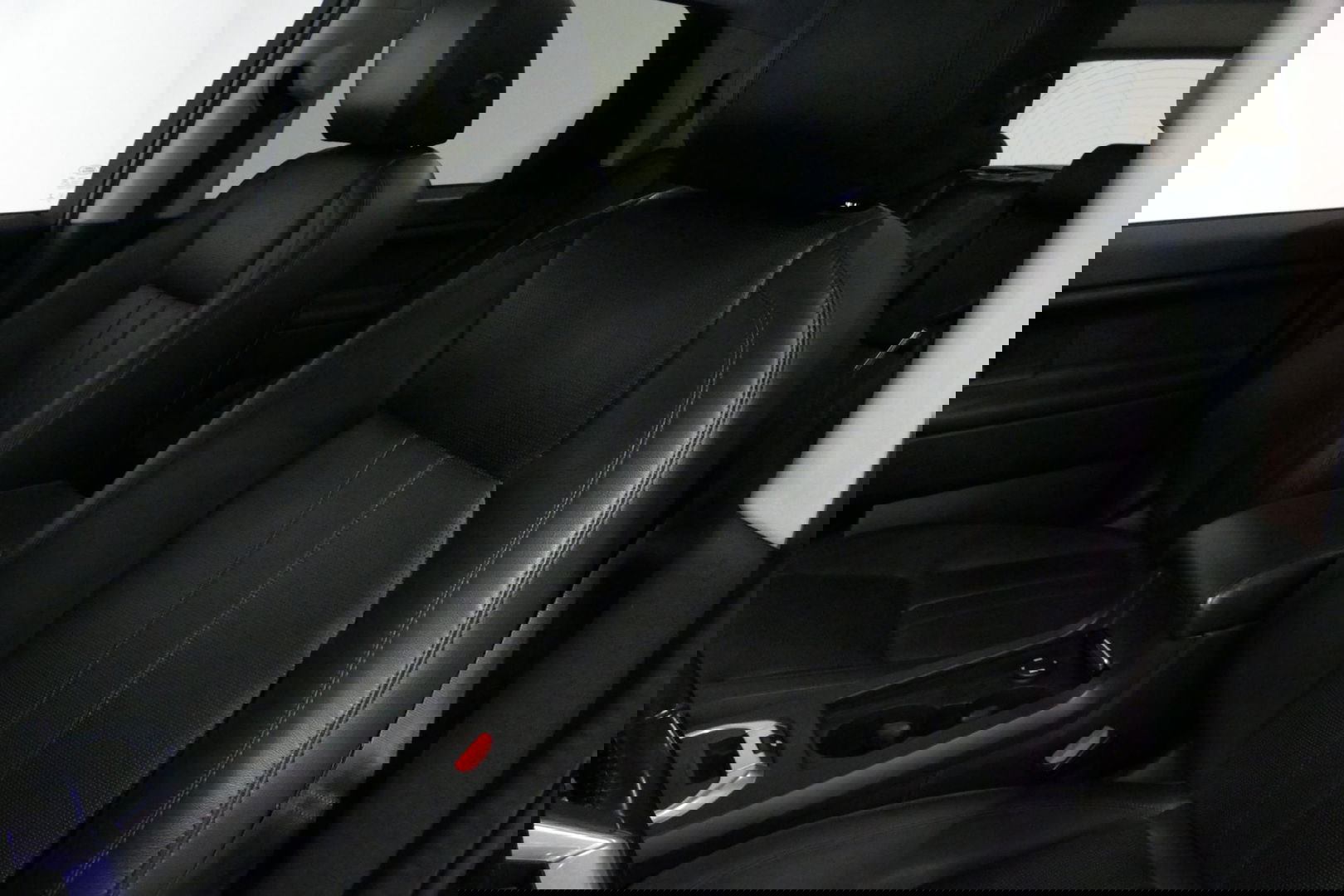 Land Rover Discovery Sport 2.0 Si4 4WD SE Luxury / Panoramadak / Achteruitrijcamera / Elektr. verstelbare voorstoelen / Meridian Surround Sound / Parkeerhulp 360 / Apple Carplay - Andriod Auto / Ambienteverlichting / Cruise Control / Black Optic / Lane Assist / Grootlicht Assistent