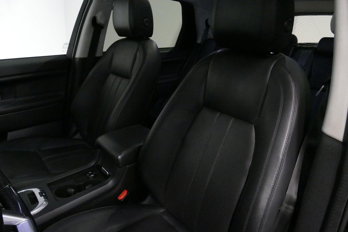 Land Rover Discovery Sport 2.0 Si4 4WD SE Luxury / Panoramadak / Achteruitrijcamera / Elektr. verstelbare voorstoelen / Meridian Surround Sound / Parkeerhulp 360 / Apple Carplay - Andriod Auto / Ambienteverlichting / Cruise Control / Black Optic / Lane Assist / Grootlicht Assistent