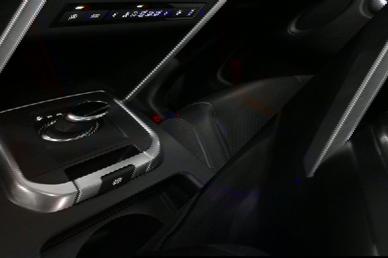 Land Rover Discovery Sport 2.0 Si4 4WD SE Luxury / Panoramadak / Achteruitrijcamera / Elektr. verstelbare voorstoelen / Meridian Surround Sound / Parkeerhulp 360 / Apple Carplay - Andriod Auto / Ambienteverlichting / Cruise Control / Black Optic / Lane Assist / Grootlicht Assistent