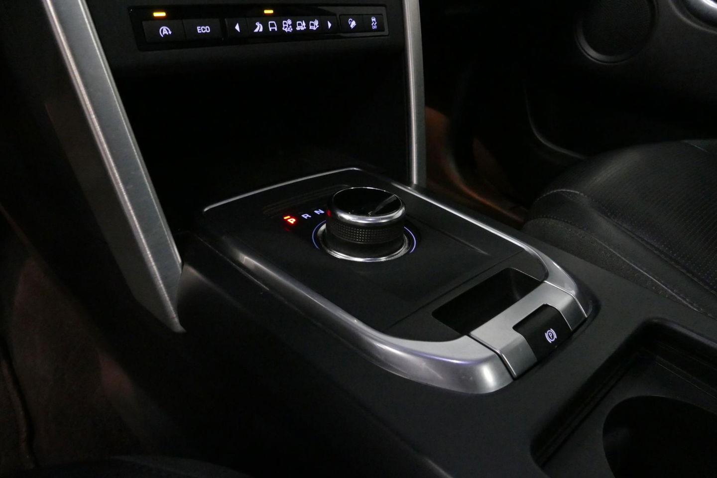 Land Rover Discovery Sport 2.0 Si4 4WD SE Luxury / Panoramadak / Achteruitrijcamera / Elektr. verstelbare voorstoelen / Meridian Surround Sound / Parkeerhulp 360 / Apple Carplay - Andriod Auto / Ambienteverlichting / Cruise Control / Black Optic / Lane Assist / Grootlicht Assistent