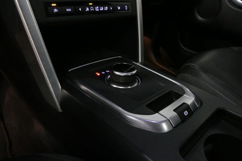 Land Rover Discovery Sport 2.0 Si4 4WD SE Luxury / Panoramadak / Achteruitrijcamera / Elektr. verstelbare voorstoelen / Meridian Surround Sound / Parkeerhulp 360 / Apple Carplay - Andriod Auto / Ambienteverlichting / Cruise Control / Black Optic / Lane Assist / Grootlicht Assistent