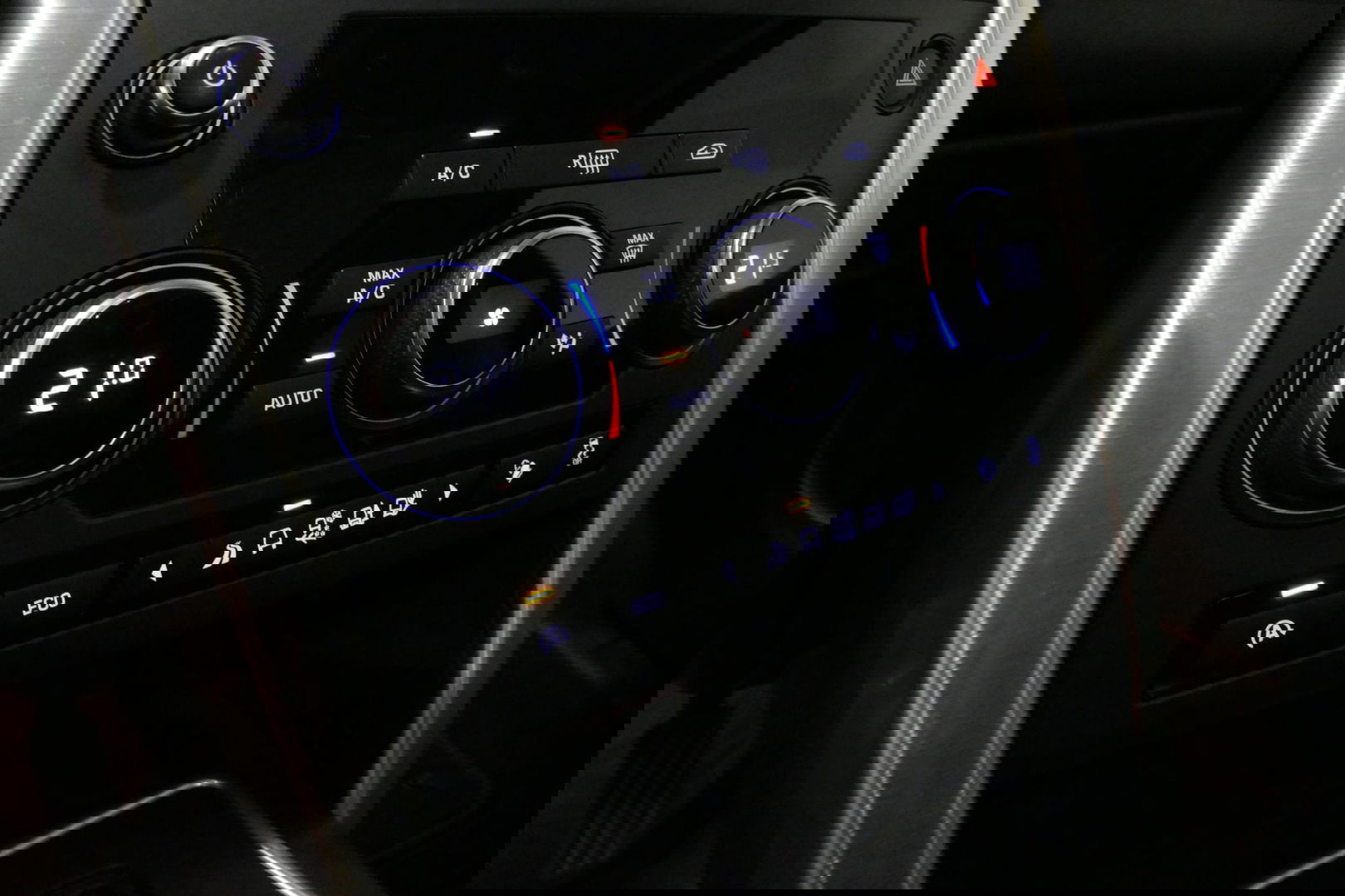 Land Rover Discovery Sport 2.0 Si4 4WD SE Luxury / Panoramadak / Achteruitrijcamera / Elektr. verstelbare voorstoelen / Meridian Surround Sound / Parkeerhulp 360 / Apple Carplay - Andriod Auto / Ambienteverlichting / Cruise Control / Black Optic / Lane Assist / Grootlicht Assistent