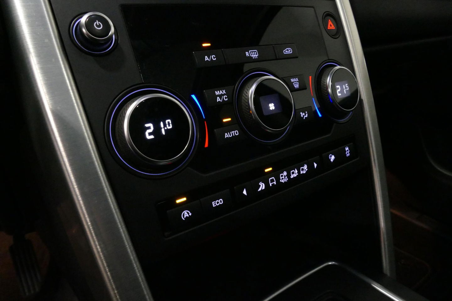 Land Rover Discovery Sport 2.0 Si4 4WD SE Luxury / Panoramadak / Achteruitrijcamera / Elektr. verstelbare voorstoelen / Meridian Surround Sound / Parkeerhulp 360 / Apple Carplay - Andriod Auto / Ambienteverlichting / Cruise Control / Black Optic / Lane Assist / Grootlicht Assistent