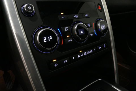 Land Rover Discovery Sport 2.0 Si4 4WD SE Luxury / Panoramadak / Achteruitrijcamera / Elektr. verstelbare voorstoelen / Meridian Surround Sound / Parkeerhulp 360 / Apple Carplay - Andriod Auto / Ambienteverlichting / Cruise Control / Black Optic / Lane Assist / Grootlicht Assistent