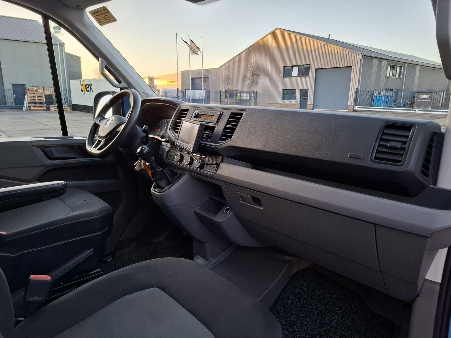 Volkswagen Crafter 35 2.0 TDI L4H3 BAKWAGEN MET DEUREN / EURO 6 / N.A.P / DEALER ONDERHOUDEN