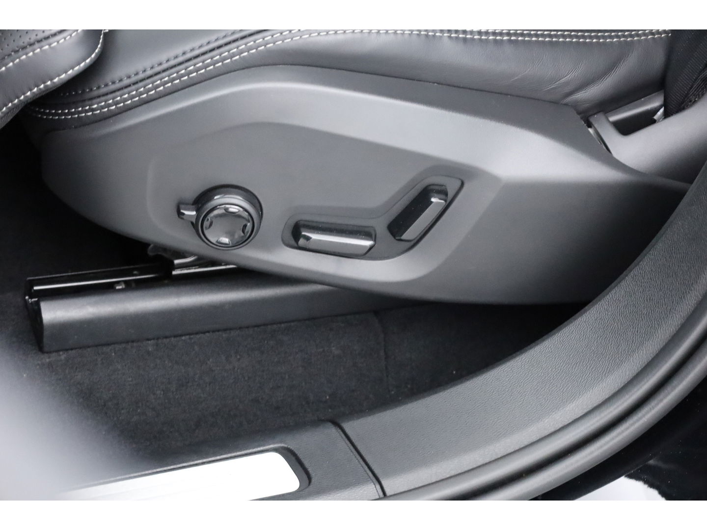 Volvo XC60 2.0 Recharge T8 AWD Inscription Full option | Luchtvering | Bowers & Wilkins | Trekhaak | ACC | Massage |