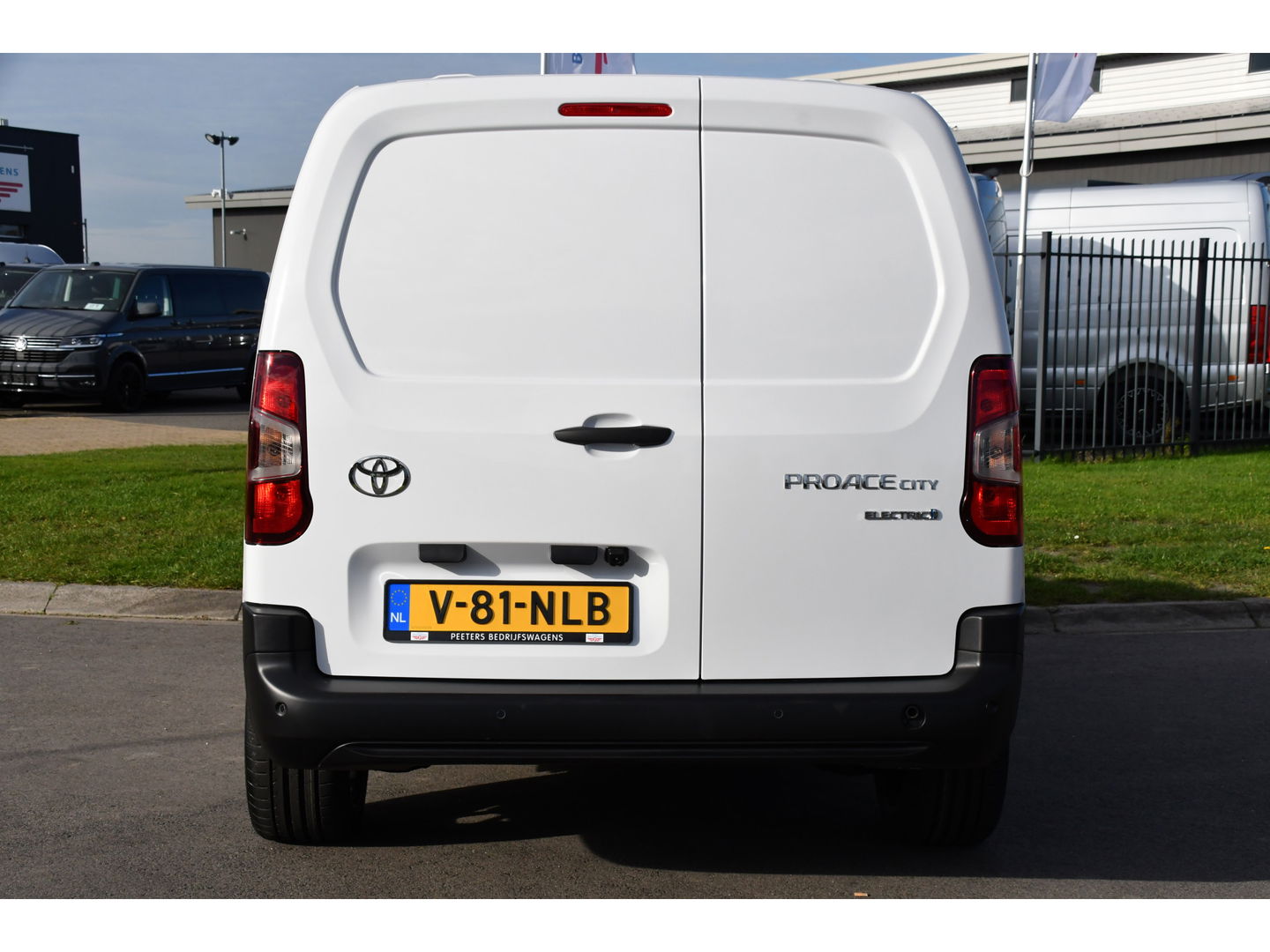 Toyota PROACE CITY Electric Long 50 kWh Black & White Edition 5 x Direct Leverbaar! Camera, Cruise, 2 x Schuifdeur, Carplay, 136pk,