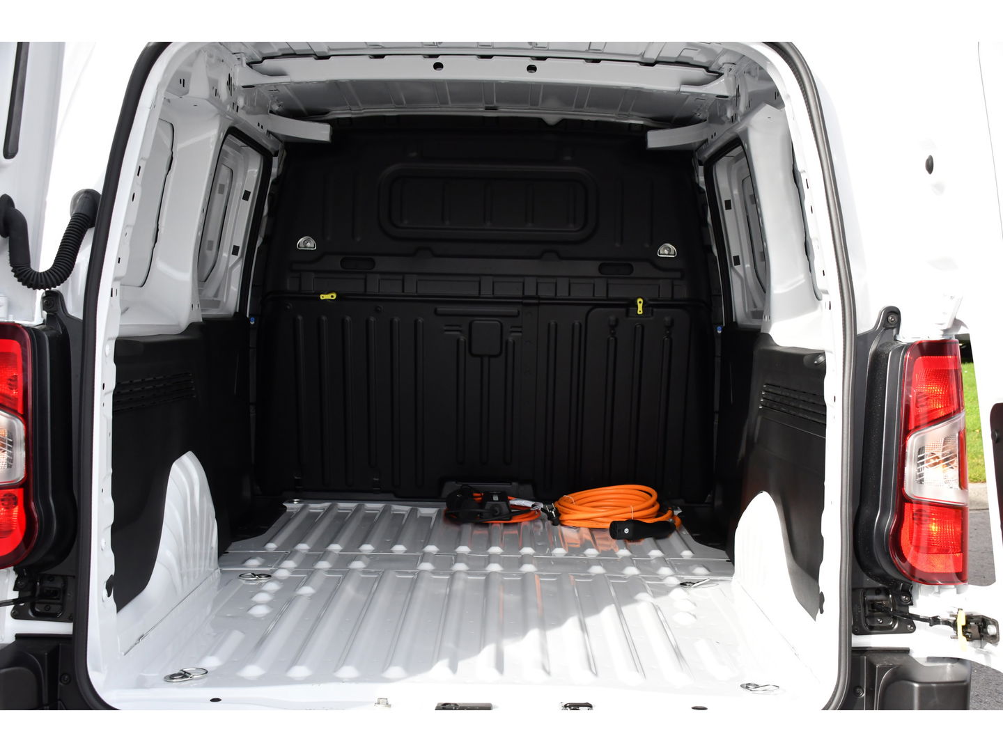 Toyota PROACE CITY Electric Long 50 kWh Black & White Edition 5 x Direct Leverbaar! Camera, Cruise, 2 x Schuifdeur, Carplay, 136pk,