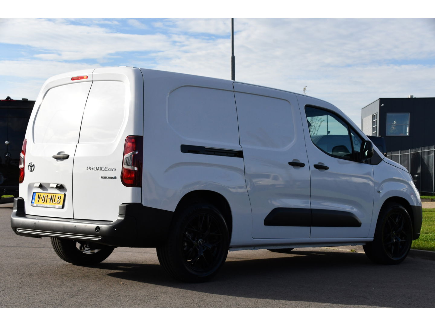 Toyota PROACE CITY Electric Long 50 kWh Black & White Edition 5 x Direct Leverbaar! Camera, Cruise, 2 x Schuifdeur, Carplay, 136pk,