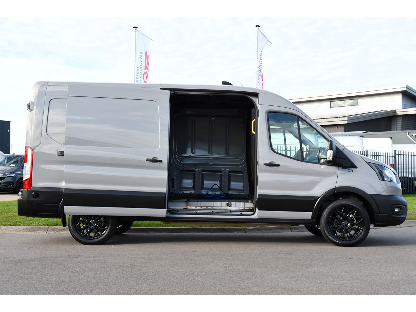 Ford E-Transit 350 L3H2 68 kWh PB Edition Adaptieve Cruise, 360 Camera, Carplay, BLIS, Stoelverwarming, NAVI, Multimedia, Sensoren, Uniek!