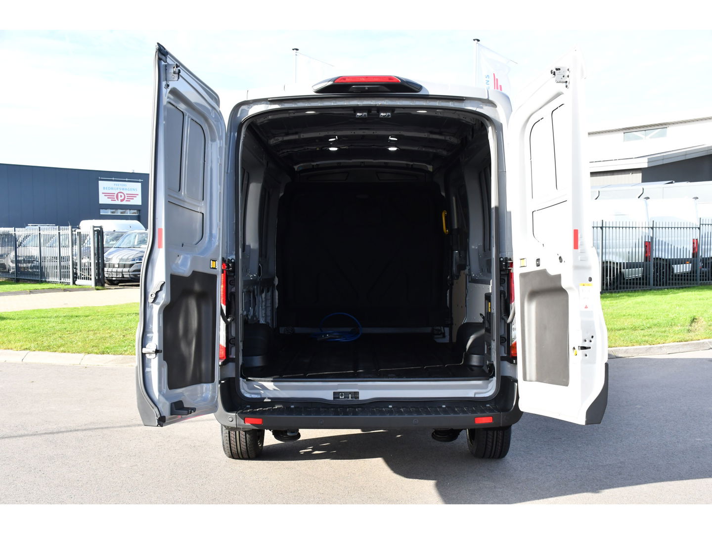 Ford E-Transit 350 L3H2 68 kWh PB Edition Adaptieve Cruise, 360 Camera, Carplay, BLIS, Stoelverwarming, NAVI, Multimedia, Sensoren, Uniek!