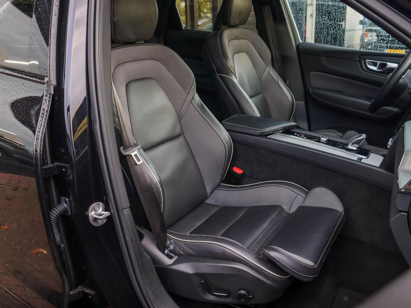 Volvo XC60 T6 AWD Ultra Black Edition Pano HeadUp 360cam 21''