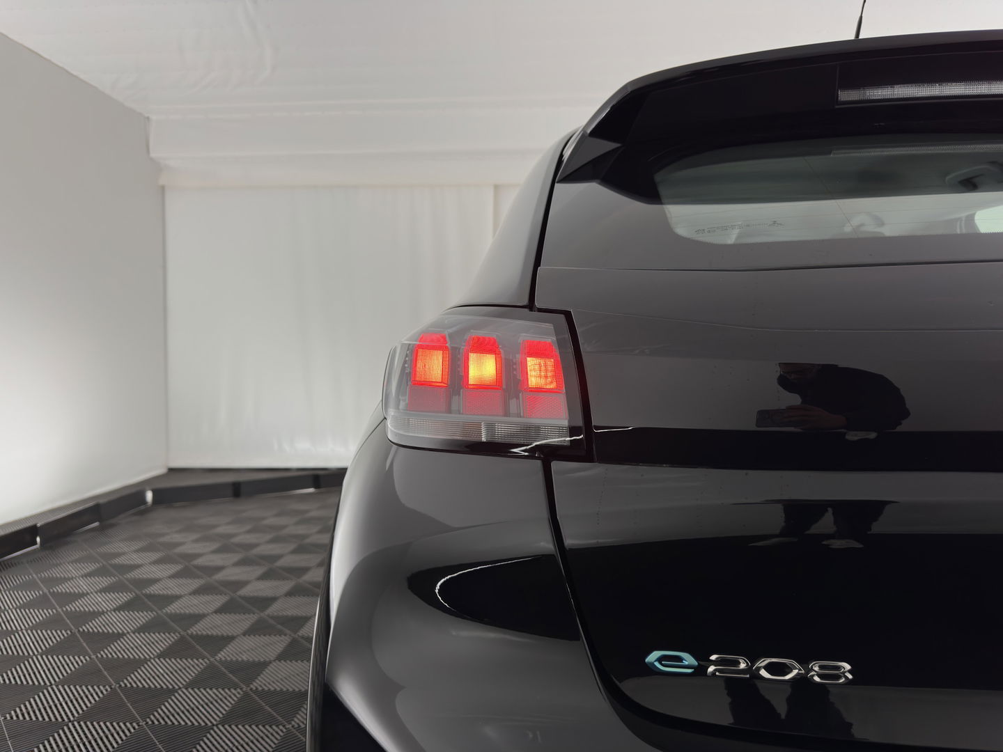 Peugeot e-208 EV Active Pack 50 kWh {SOH-90%} [ 3-Fase ] (INCL.BTW) Aut. *FULL-LED | MICROFIBRE | SPORT-SEATS | CARPLAY | CCS-FASTLOADER | KEYLESS | DAB+ | LANE-ASSIST | CRUISE | ECC | PDC | 16''ALU*