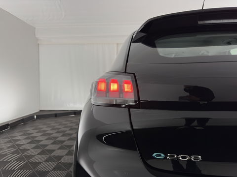 Peugeot e-208 EV Active Pack 50 kWh {SOH-90%} [ 3-Fase ] (INCL.BTW) Aut. *FULL-LED | MICROFIBRE | SPORT-SEATS | CARPLAY | CCS-FASTLOADER | KEYLESS | DAB+ | LANE-ASSIST | CRUISE | ECC | PDC | 16''ALU*