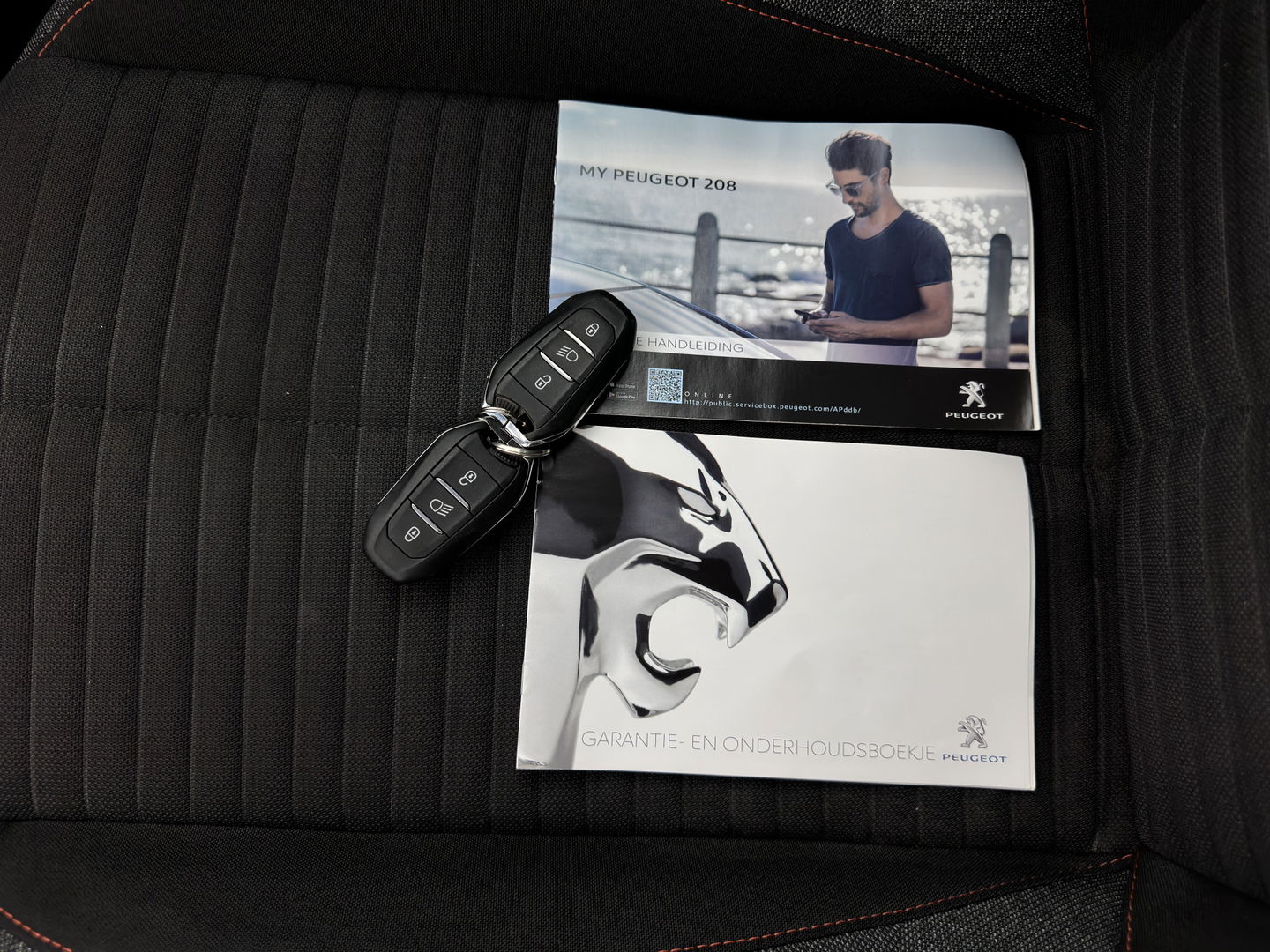 Peugeot e-208 EV Active Pack 50 kWh {SOH-90%} [ 3-Fase ] (INCL.BTW) Aut. *FULL-LED | MICROFIBRE | SPORT-SEATS | CARPLAY | CCS-FASTLOADER | KEYLESS | DAB+ | LANE-ASSIST | CRUISE | ECC | PDC | 16''ALU*