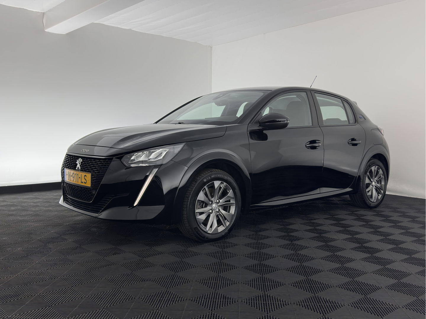 Peugeot e-208 EV Active Pack 50 kWh {SOH-90%} [ 3-Fase ] (INCL.BTW) Aut. *FULL-LED | MICROFIBRE | SPORT-SEATS | CARPLAY | CCS-FASTLOADER | KEYLESS | DAB+ | LANE-ASSIST | CRUISE | ECC | PDC | 16''ALU*