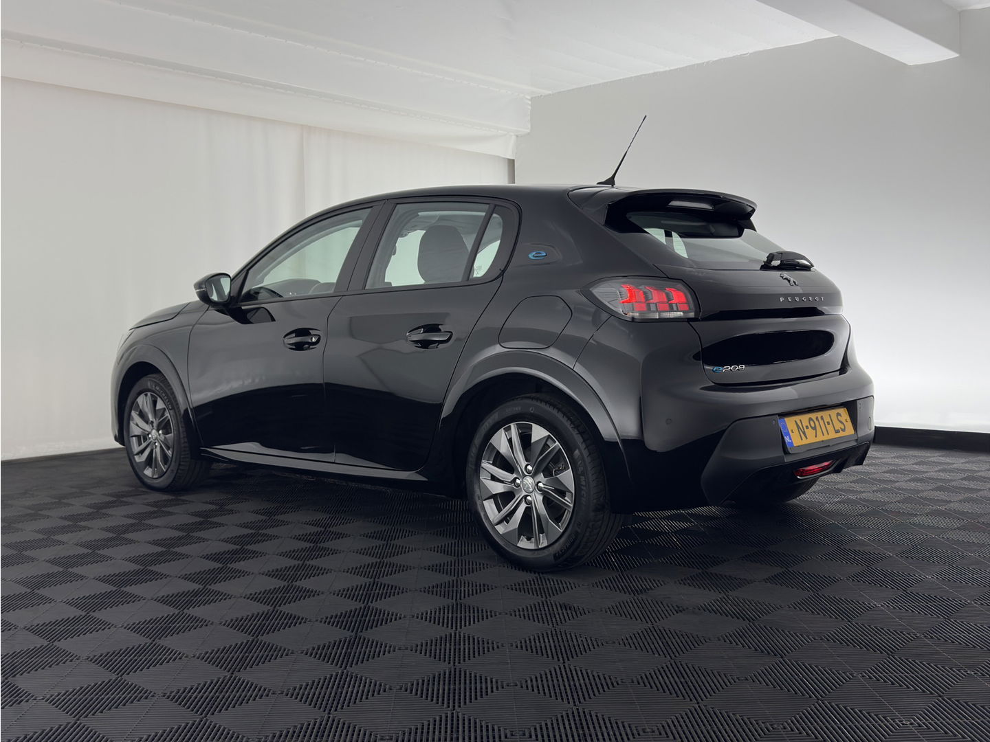 Peugeot e-208 EV Active Pack 50 kWh {SOH-90%} [ 3-Fase ] (INCL.BTW) Aut. *FULL-LED | MICROFIBRE | SPORT-SEATS | CARPLAY | CCS-FASTLOADER | KEYLESS | DAB+ | LANE-ASSIST | CRUISE | ECC | PDC | 16''ALU*