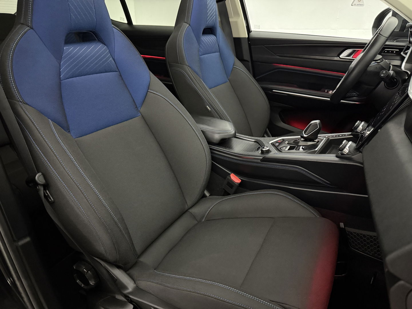 Lynk Co 01 1.5 Black Edition | Pano | Adap. Cruise | Memory | Sfeerverl. | 360° | Virtual | Carplay