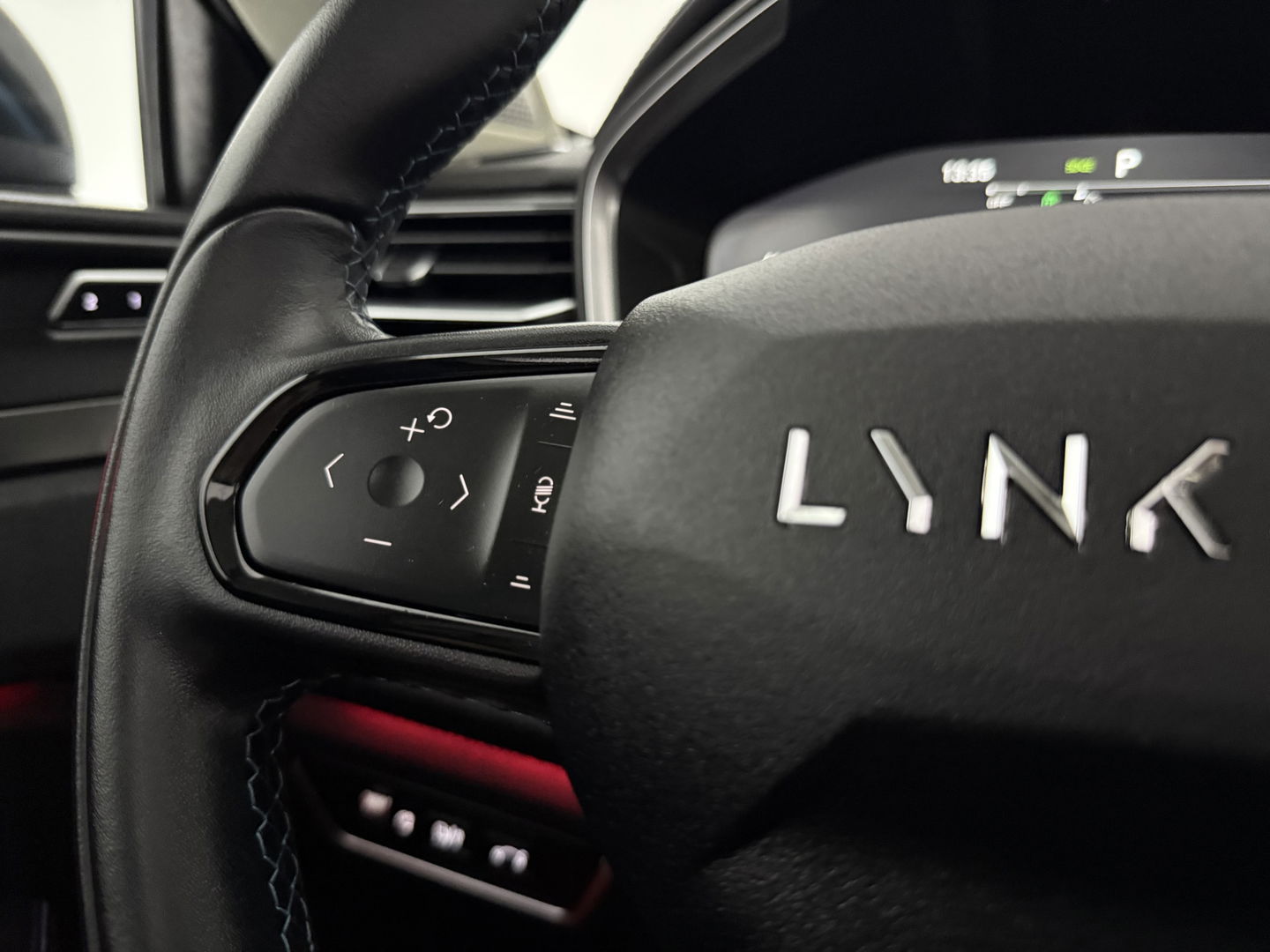 Lynk Co 01 1.5 Black Edition | Pano | Adap. Cruise | Memory | Sfeerverl. | 360° | Virtual | Carplay