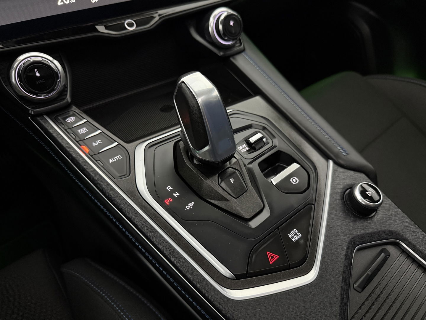 Lynk Co 01 1.5 Black Edition | Pano | Adap. Cruise | Memory | Sfeerverl. | 360° | Virtual | Carplay