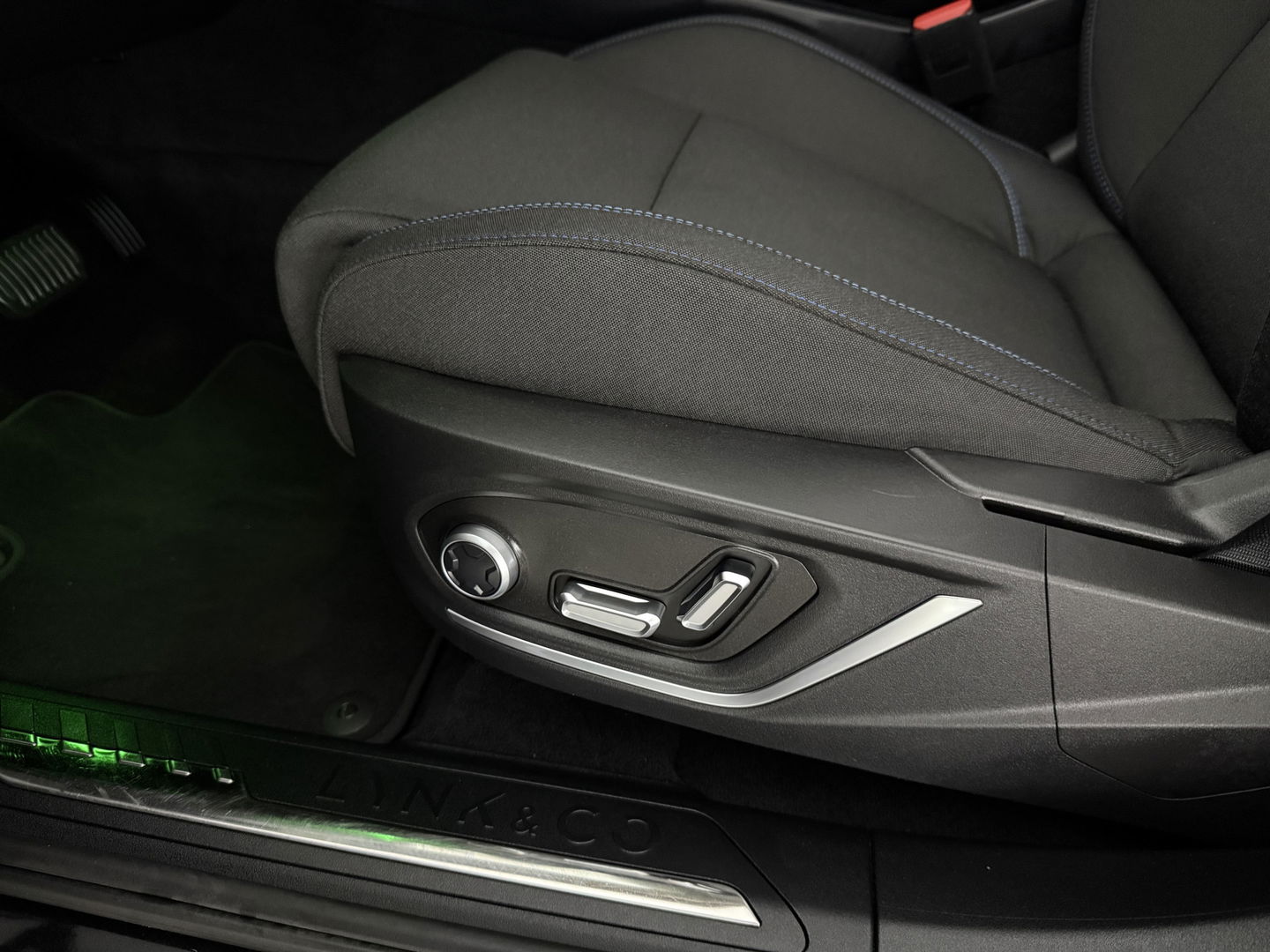 Lynk Co 01 1.5 Black Edition | Pano | Adap. Cruise | Memory | Sfeerverl. | 360° | Virtual | Carplay