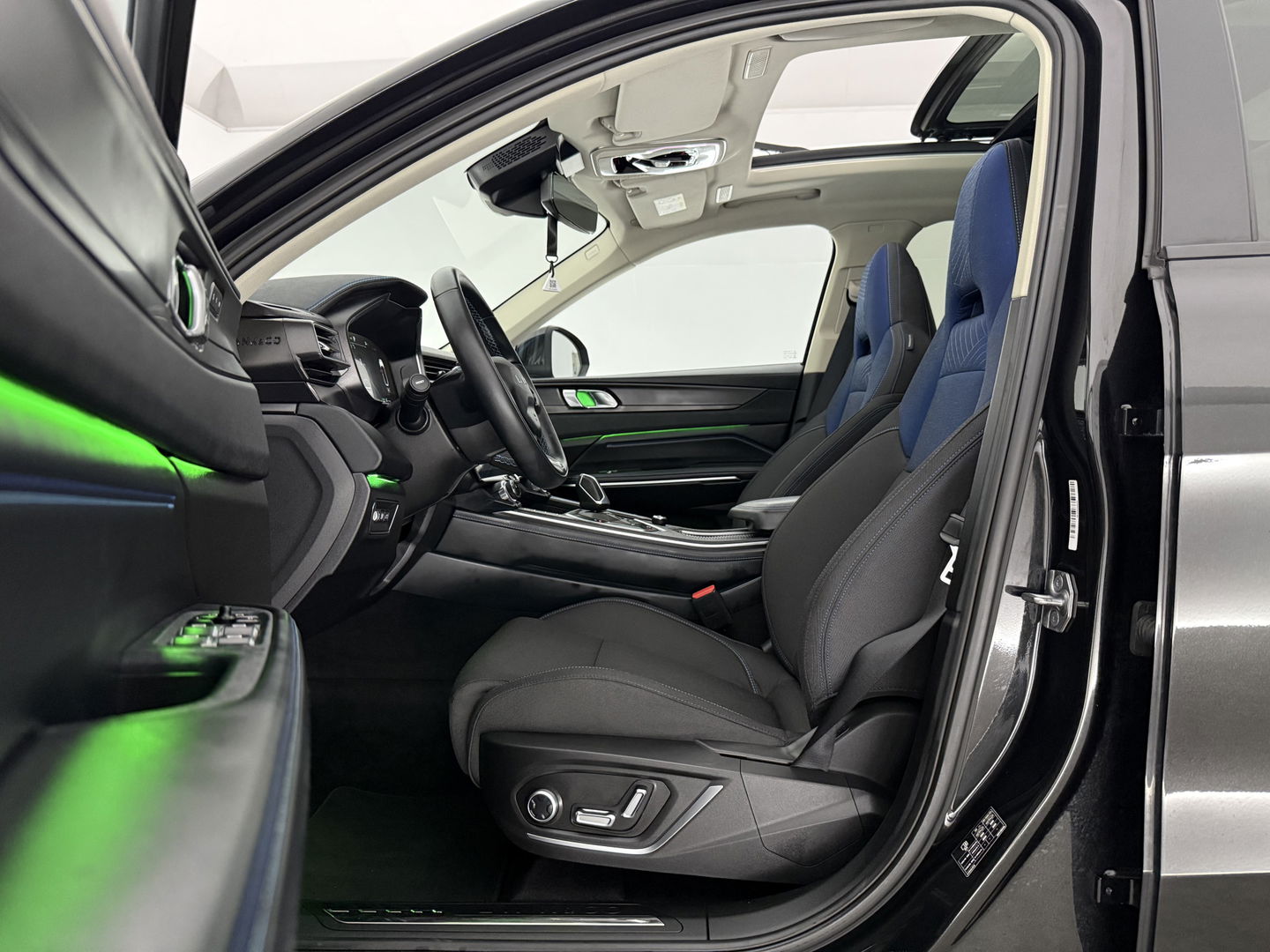 Lynk Co 01 1.5 Black Edition | Pano | Adap. Cruise | Memory | Sfeerverl. | 360° | Virtual | Carplay