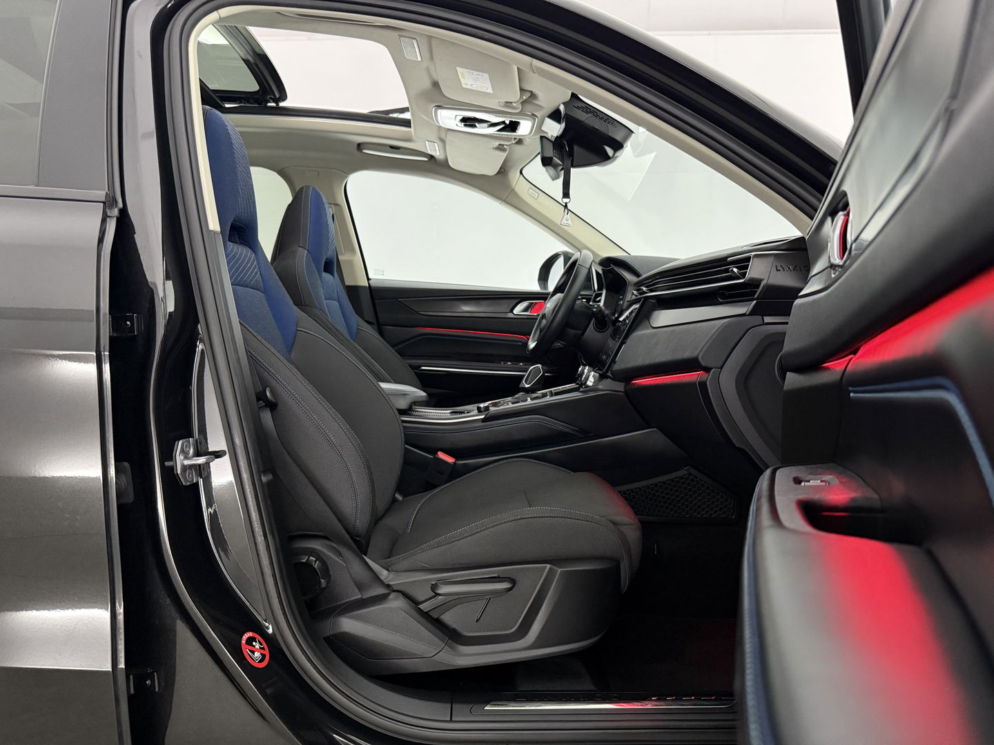 Lynk Co 01 1.5 Black Edition | Pano | Adap. Cruise | Memory | Sfeerverl. | 360° | Virtual | Carplay