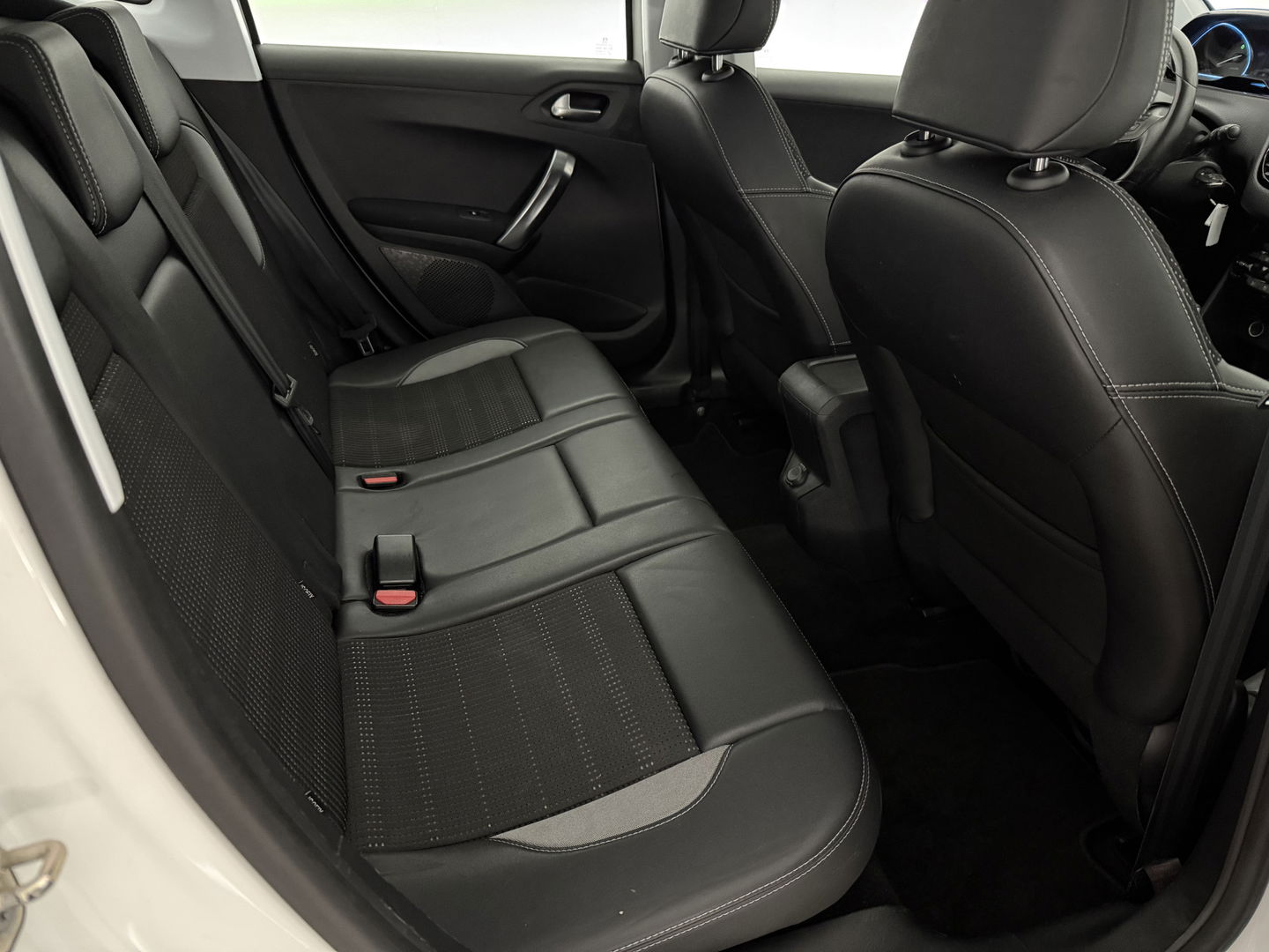 Peugeot 2008 1.2 VTi Allure | Sfeerverl. | Navigatie | Trekh | Cruise | Parkeersens. | NAP