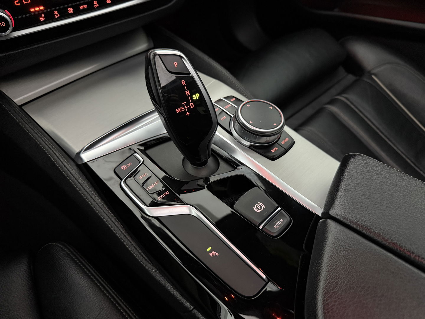 BMW 5 Serie 520i High Executive M-Sport 184PK | Pano | Sfeerverl. | HuD | Virtual | Memory | Camera | Navi | Keyless | NAP