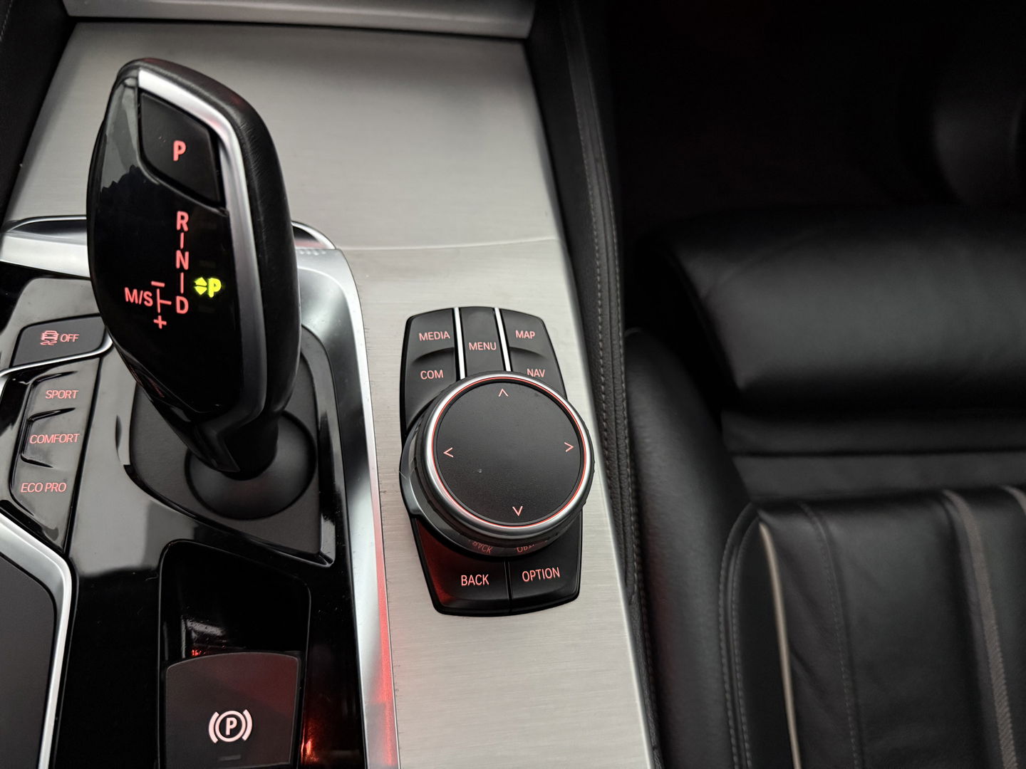 BMW 5 Serie 520i High Executive M-Sport 184PK | Pano | Sfeerverl. | HuD | Virtual | Memory | Camera | Navi | Keyless | NAP