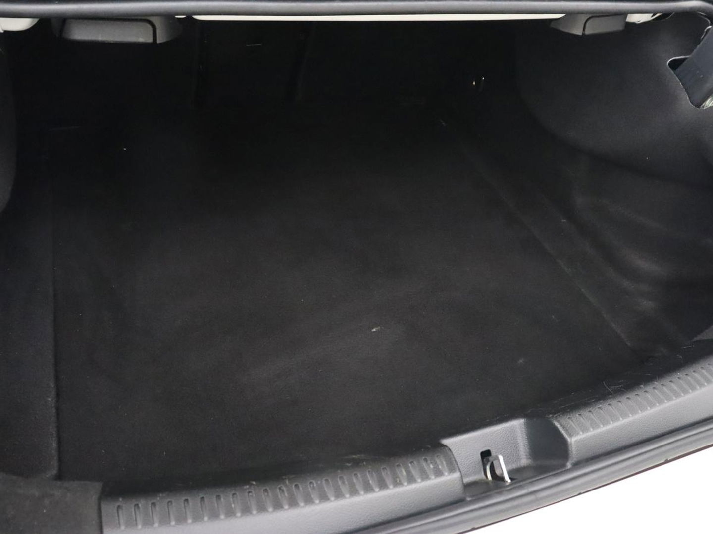 Mercedes-Benz CLA-Klasse 180 AMG | Carplay | Stoelverwarming | Camera | Navigatie | Leder/Alcantara | Sfeerverlichting | Park Assist | Full LED | Widescreen | Climate control | Sportstoelen | Cruise control