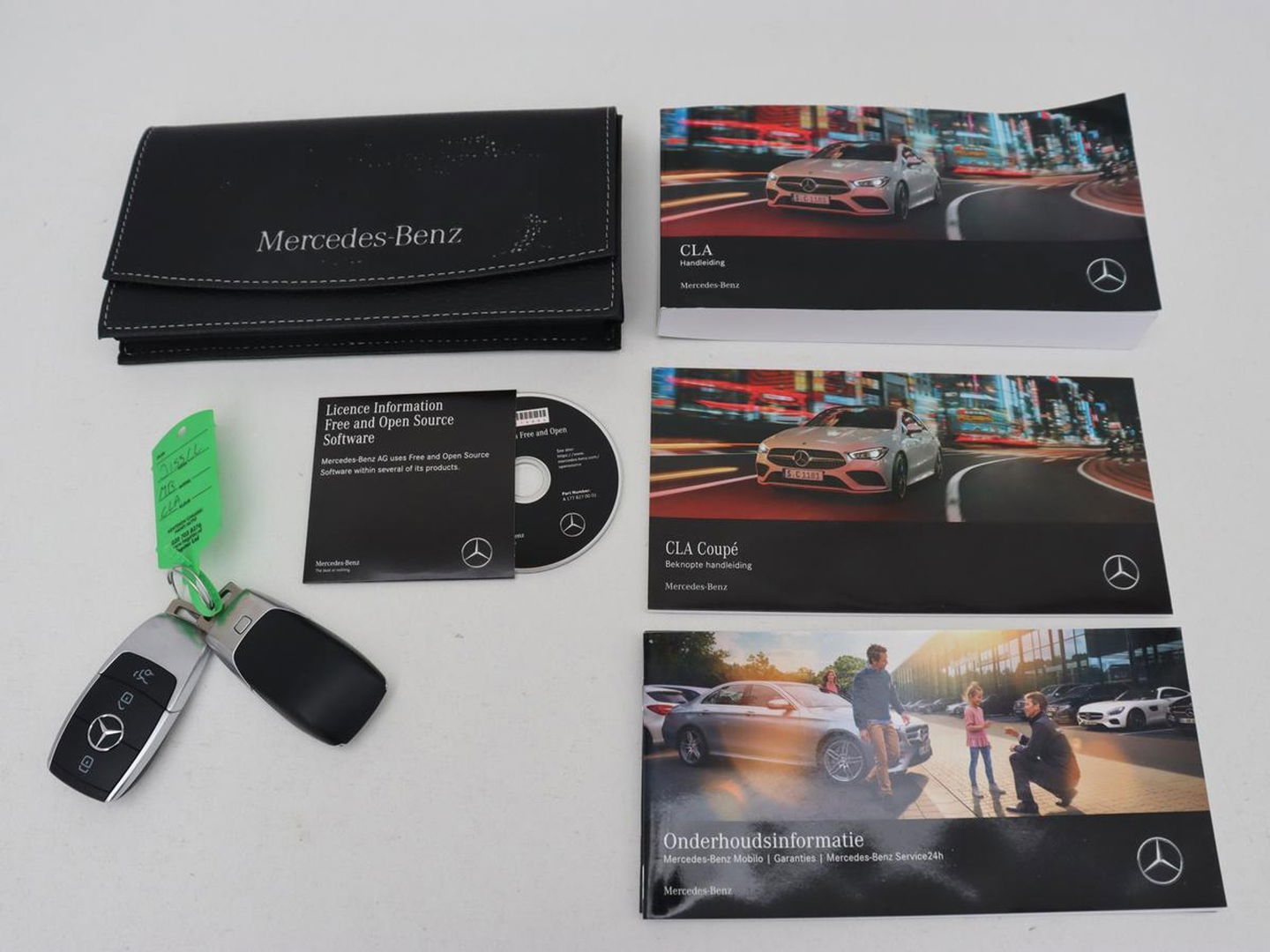 Mercedes-Benz CLA-Klasse 180 AMG | Carplay | Stoelverwarming | Camera | Navigatie | Leder/Alcantara | Sfeerverlichting | Park Assist | Full LED | Widescreen | Climate control | Sportstoelen | Cruise control